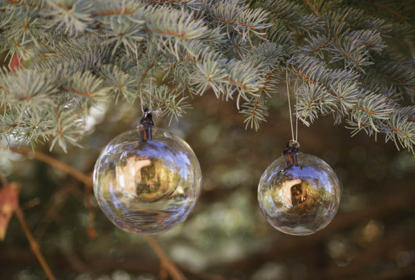 Adorno de Navidad creado a partir de una bola transparente con otra de color marrón en su interior.