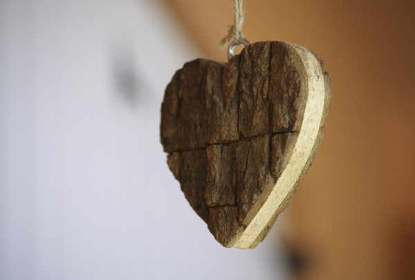 Corazón realizado en madera natural dejando en la capa exterior la corteza.