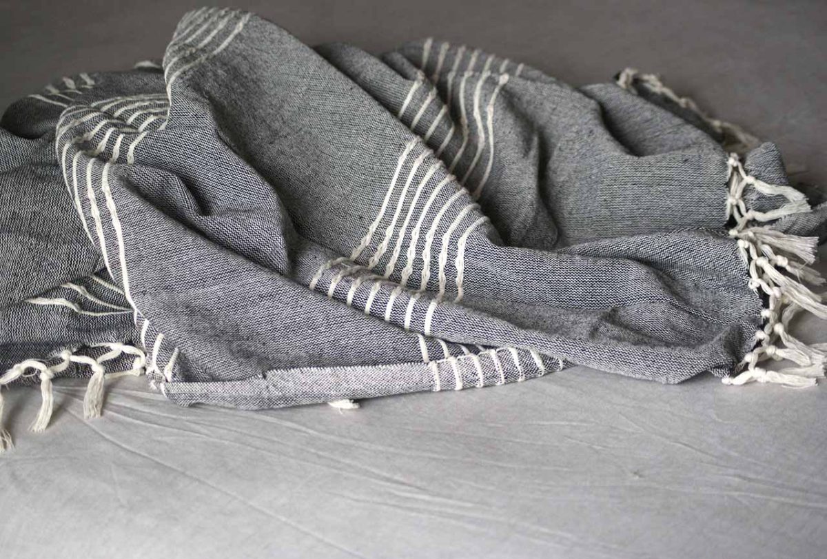 Plaid de algodón realzado artesanalmente con hilo de color blanco y negro.