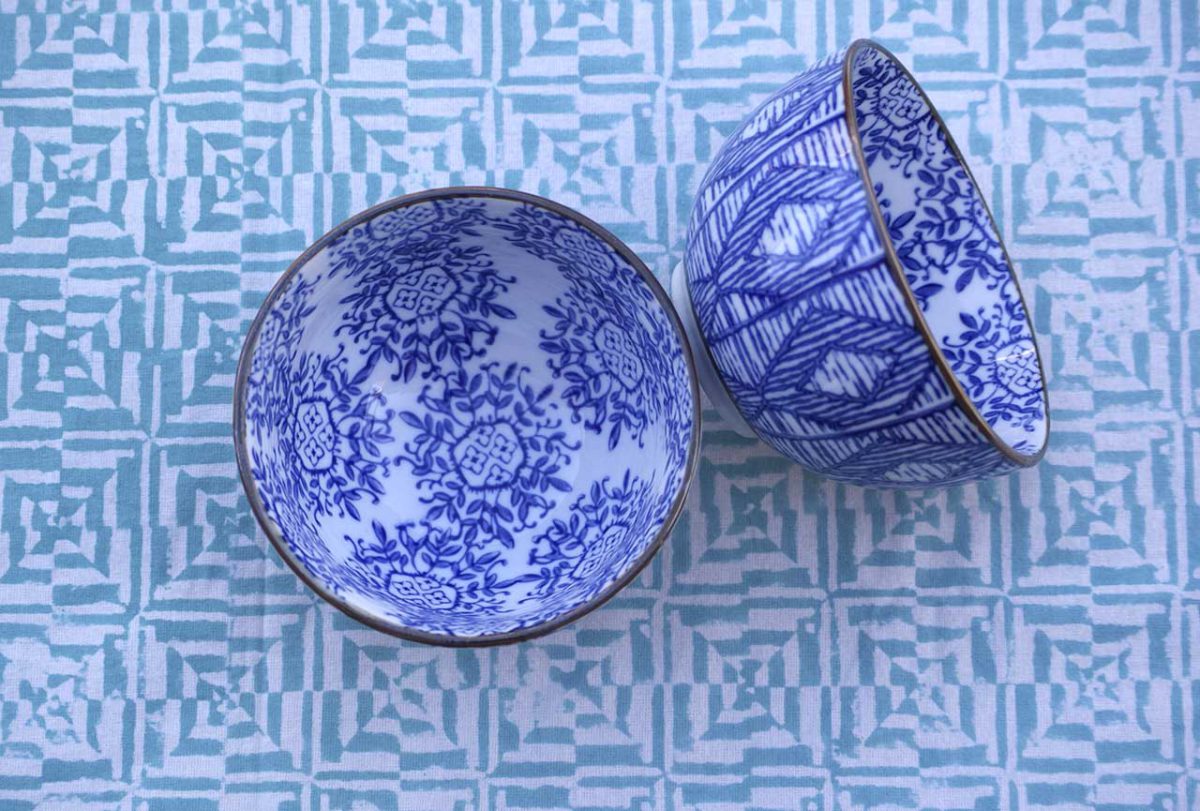 Bol de cerámica realizado artesanalmente y pintado a mano en tonos azules