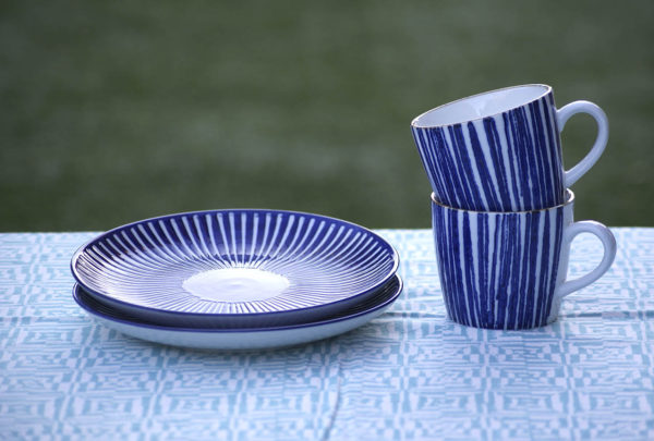 Plato de cerámica realizado artesanalmente y pintado a mano con rayas azul marino