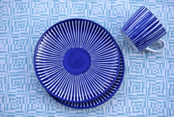 Plato de cerámica realizado artesanalmente y pintado a mano con rayas azul marino