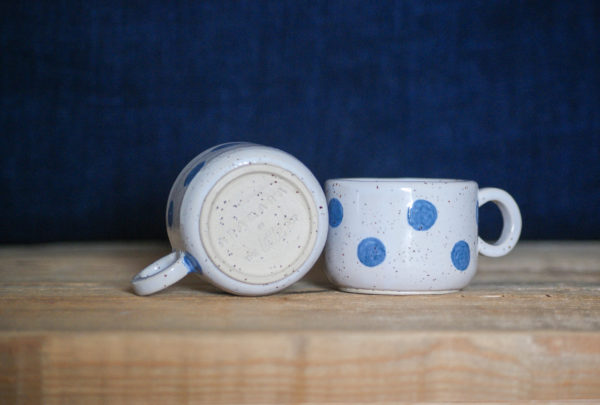 Taza de café realizada en cerámica y pintada a mano por the little pot