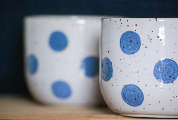 Taza de café con leche realizada en cerámica, hecha y pintada a mano