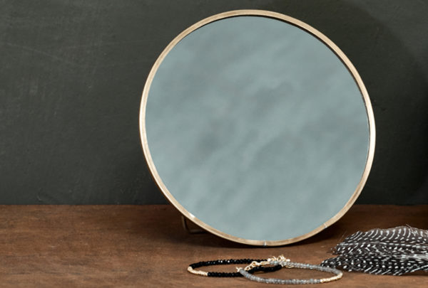 Espejo circular de sobremesa con marco de latón realizado de manera artesanal